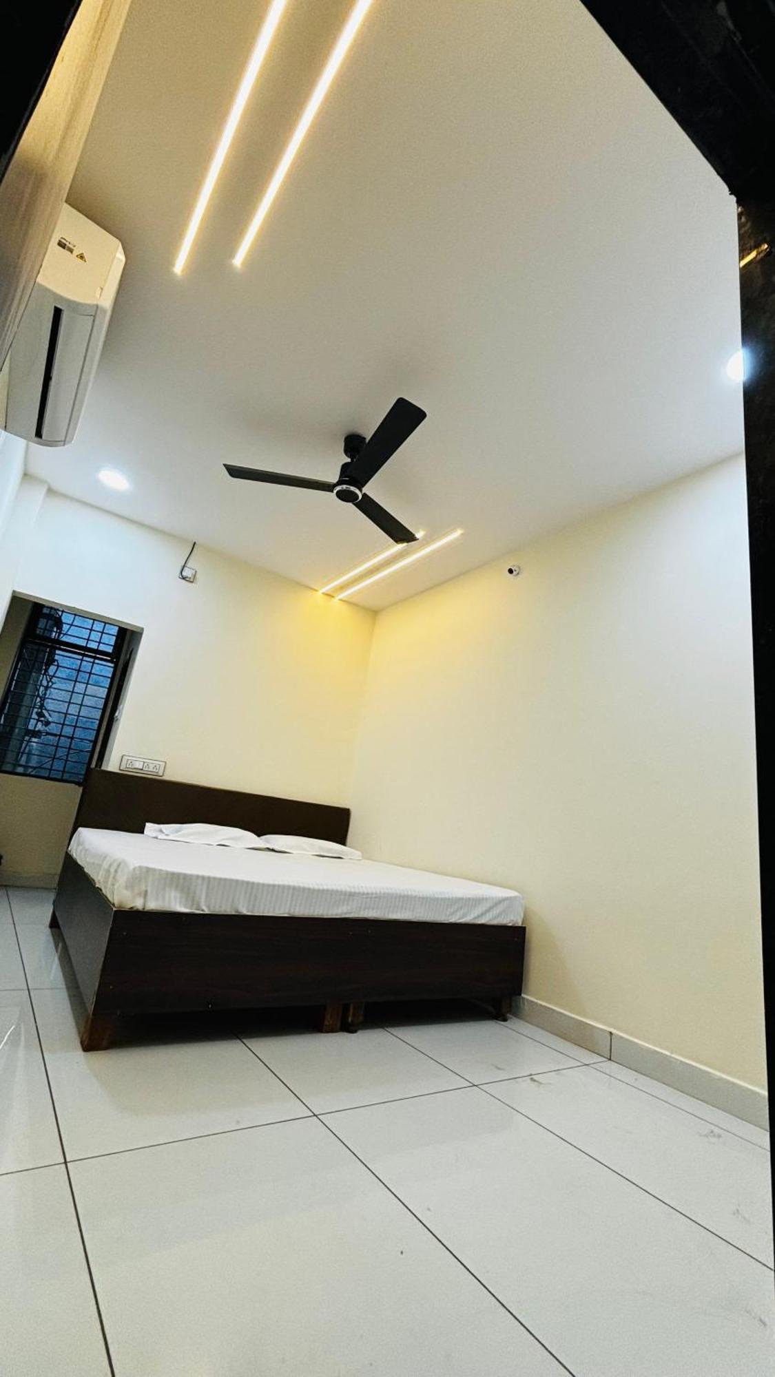Hotel Shreenidhi Comfort Stay اوجاين المظهر الخارجي الصورة