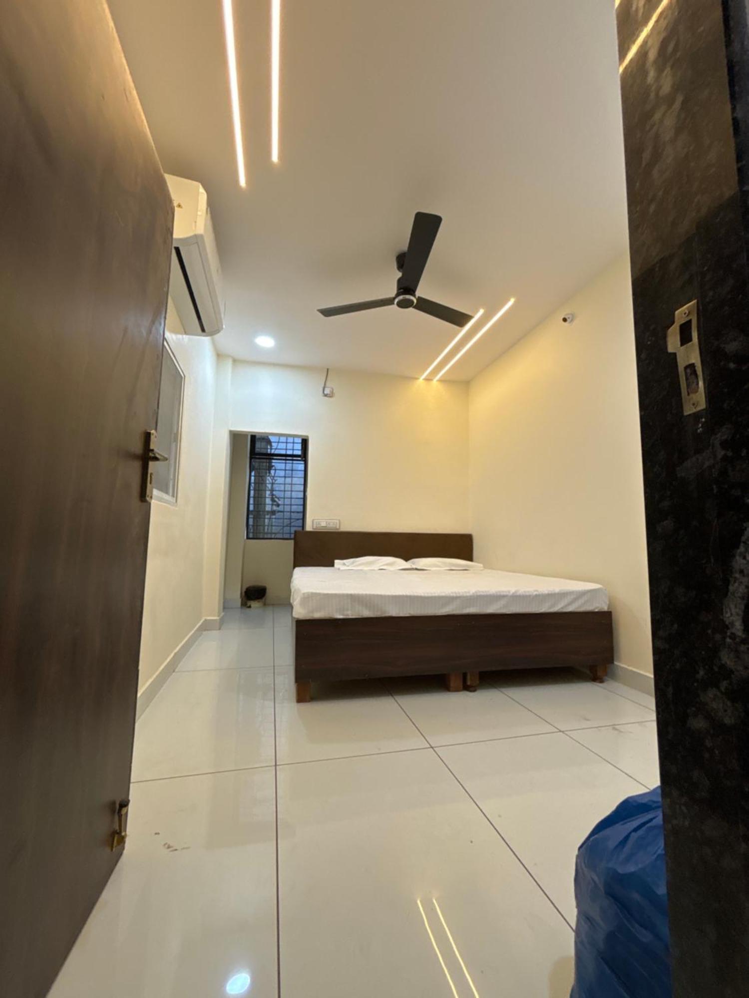 Hotel Shreenidhi Comfort Stay اوجاين المظهر الخارجي الصورة