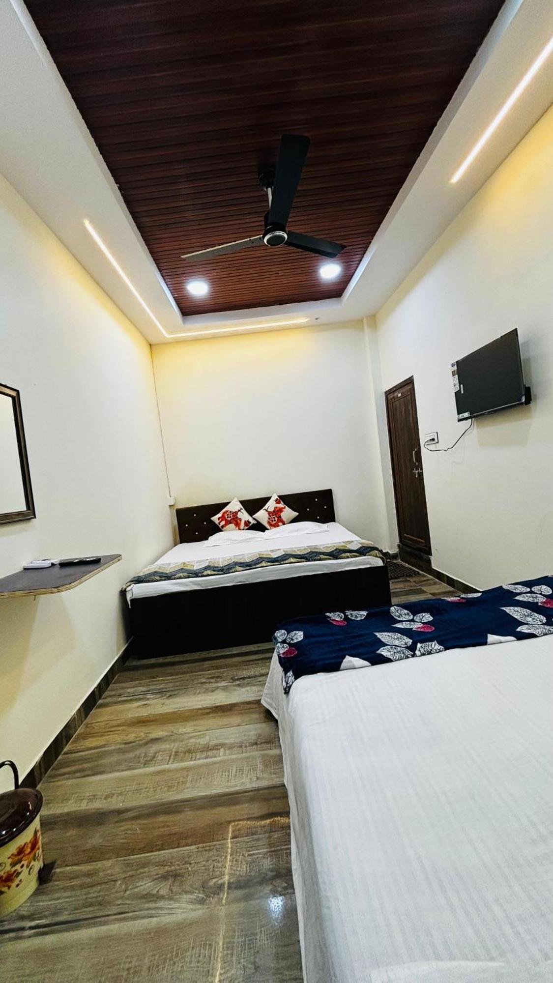 Hotel Shreenidhi Comfort Stay اوجاين المظهر الخارجي الصورة