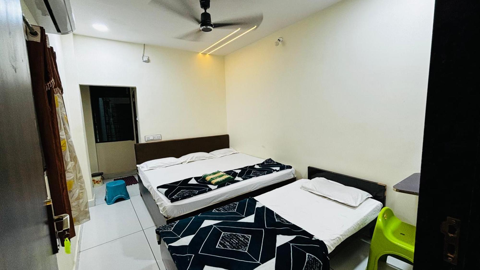 Hotel Shreenidhi Comfort Stay اوجاين المظهر الخارجي الصورة