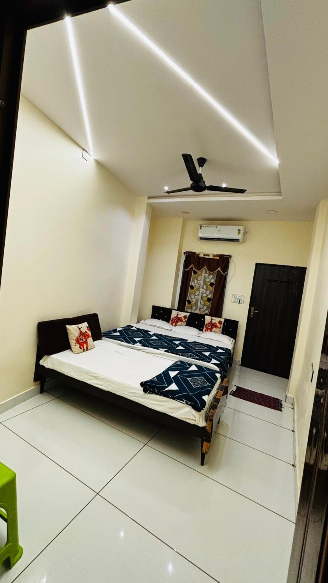 Hotel Shreenidhi Comfort Stay اوجاين المظهر الخارجي الصورة